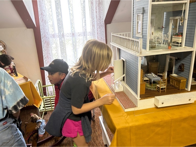 1st and 2nd grade field trip to Sidney museum!